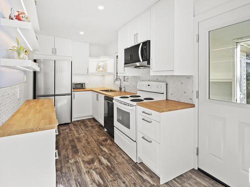 8915 130A Avenue, Edmonton, AB - Indoor Photo Showing Kitchen