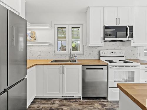 8915 130A Avenue, Edmonton, AB - Indoor Photo Showing Kitchen