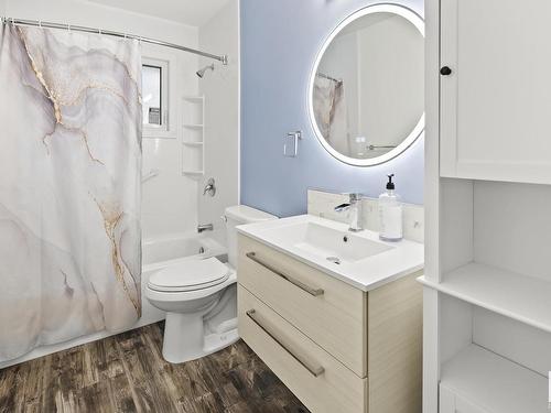 8915 130A Avenue, Edmonton, AB - Indoor Photo Showing Bathroom