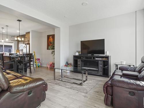 175 804 Welsh Drive, Edmonton, AB - Indoor Photo Showing Living Room