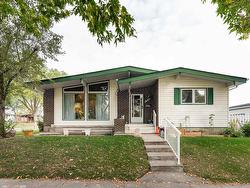 6416 150 AV NW  Edmonton, AB T5A 1X1