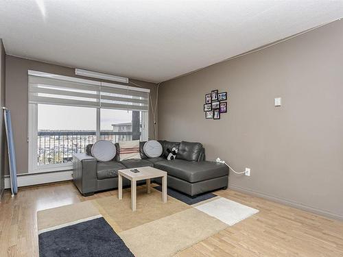 96 13435 97 Street, Edmonton, AB - Indoor Photo Showing Living Room