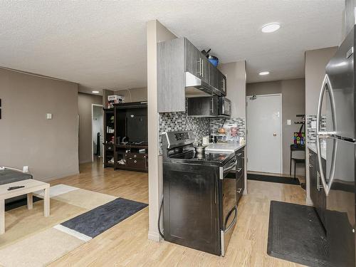 96 13435 97 Street, Edmonton, AB - Indoor Photo Showing Kitchen