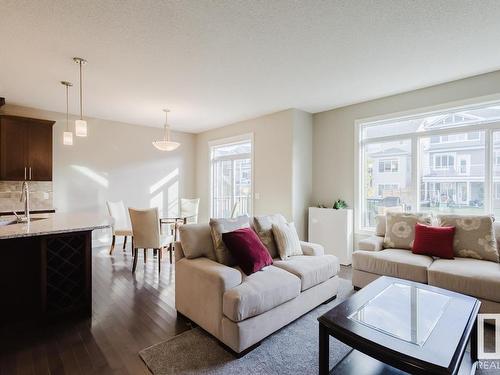 3257 Abbott Crescent, Edmonton, AB - Indoor Photo Showing Living Room