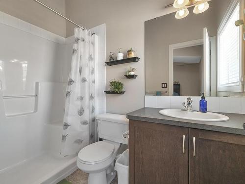 8 13825 155 Avenue, Edmonton, AB - Indoor Photo Showing Bathroom