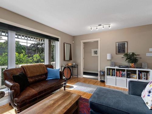 10906 72 Avenue, Edmonton, AB - Indoor Photo Showing Living Room