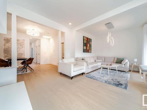 9544 76 Avenue, Edmonton, AB - Indoor Photo Showing Living Room