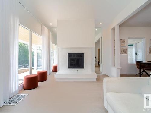 9544 76 Avenue, Edmonton, AB - Indoor Photo Showing Living Room