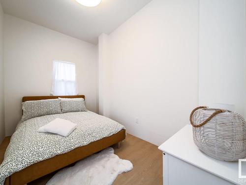 9544 76 Avenue, Edmonton, AB - Indoor Photo Showing Bedroom