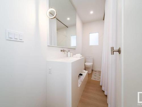 9544 76 Avenue, Edmonton, AB - Indoor Photo Showing Bathroom