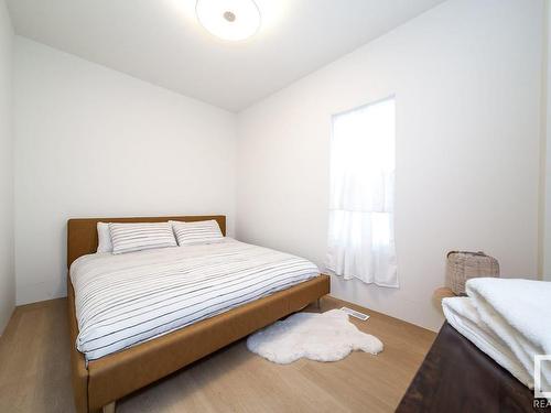 9544 76 Avenue, Edmonton, AB - Indoor Photo Showing Bedroom