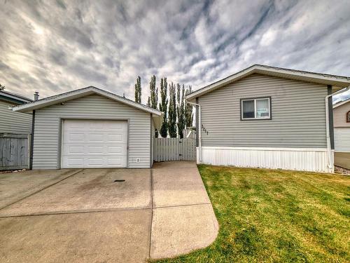 3217 Lakewood Cl Nw, Edmonton, AB 