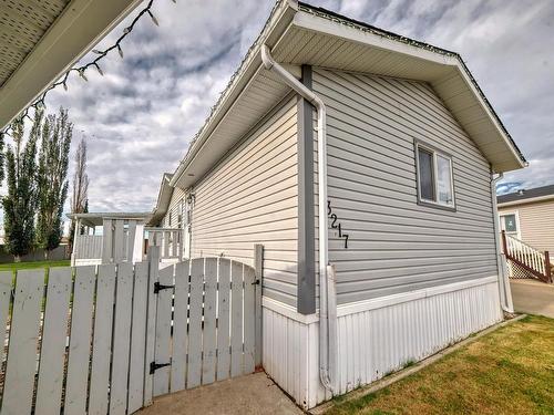 3217 Lakewood Cl Nw, Edmonton, AB 