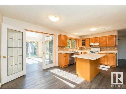 1807 104 Street, Edmonton, AB - Indoor Photo Showing Kitchen