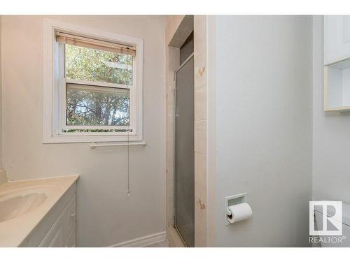 1807 104 Street, Edmonton, AB - Indoor Photo Showing Bathroom