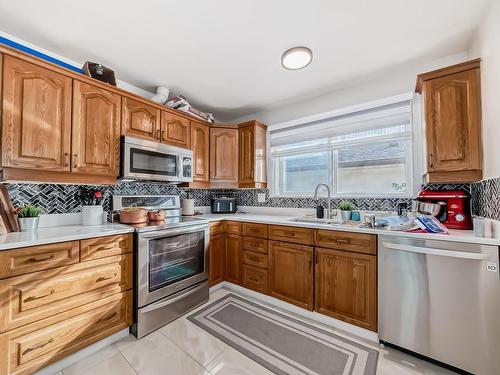 6911 142 Avenue, Edmonton, AB - Indoor Photo Showing Kitchen