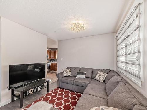 6911 142 Avenue, Edmonton, AB - Indoor Photo Showing Living Room