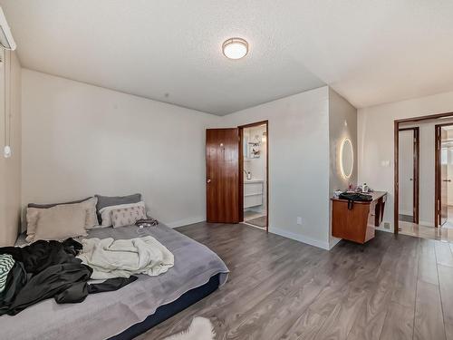 6911 142 Avenue, Edmonton, AB - Indoor Photo Showing Bedroom