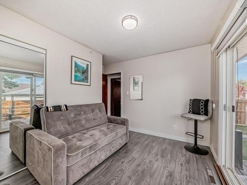 6911 142 Avenue, Edmonton, AB - Indoor Photo Showing Living Room