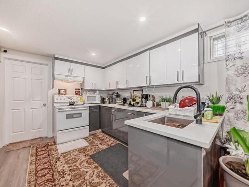 6911 142 Avenue, Edmonton, AB - Indoor Photo Showing Kitchen