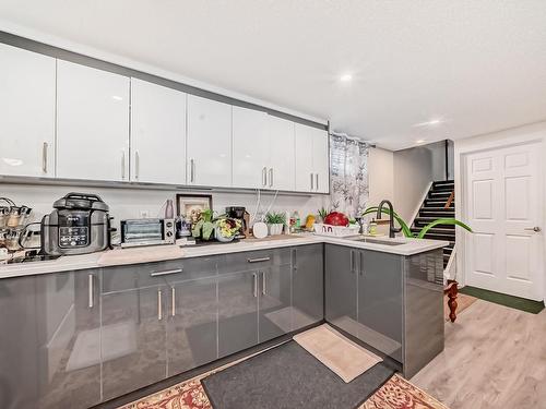 6911 142 Avenue, Edmonton, AB - Indoor Photo Showing Kitchen