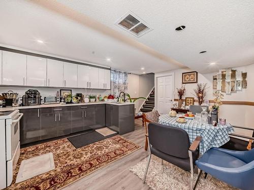 6911 142 Avenue, Edmonton, AB - Indoor Photo Showing Kitchen