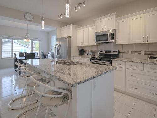 102 Gilmore Way, Spruce Grove, AB - Indoor Photo Showing Kitchen With Double Sink With Upgraded Kitchen