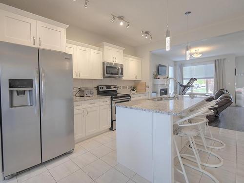 102 Gilmore Way, Spruce Grove, AB - Indoor Photo Showing Kitchen