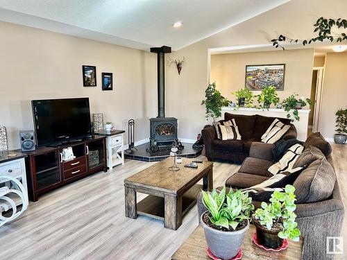 51 52210 Rr 192, Rural Beaver County, AB - Indoor Photo Showing Living Room