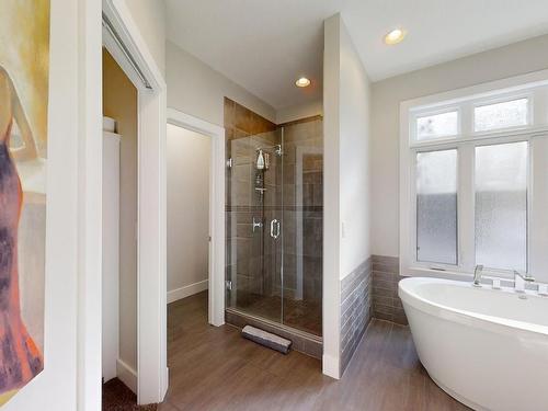 10919-175 Avenue, Edmonton, AB - Indoor Photo Showing Bathroom