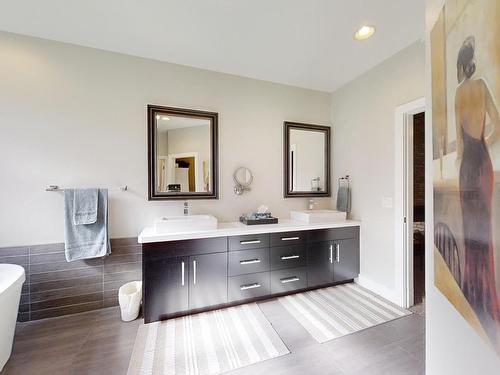 10919-175 Avenue, Edmonton, AB - Indoor Photo Showing Bathroom