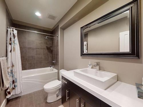 10919-175 Avenue, Edmonton, AB - Indoor Photo Showing Bathroom