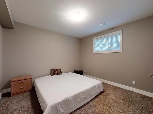 10919-175 Avenue, Edmonton, AB - Indoor Photo Showing Bedroom