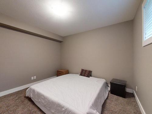 10919-175 Avenue, Edmonton, AB - Indoor Photo Showing Bedroom