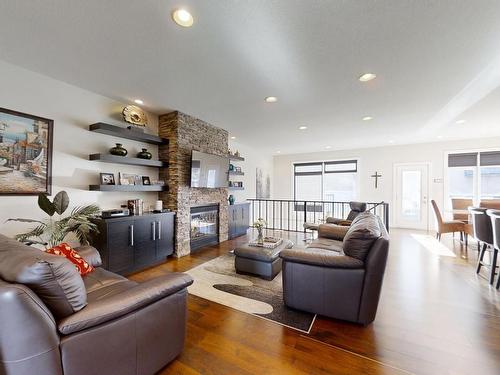 10919-175 Avenue, Edmonton, AB - Indoor Photo Showing Living Room