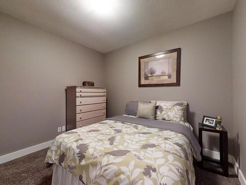 10919-175 Avenue, Edmonton, AB - Indoor Photo Showing Bedroom