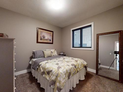 10919-175 Avenue, Edmonton, AB - Indoor Photo Showing Bedroom