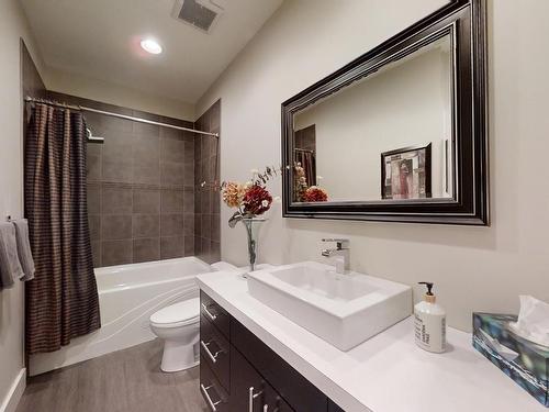 10919-175 Avenue, Edmonton, AB - Indoor Photo Showing Bathroom