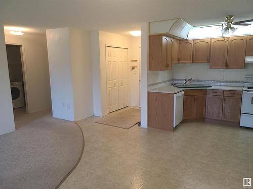 213 69 Crystal Lane, Sherwood Park, AB - Indoor Photo Showing Kitchen