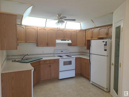 213 69 Crystal Lane, Sherwood Park, AB - Indoor Photo Showing Kitchen