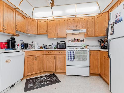 213 69 Crystal Lane, Sherwood Park, AB - Indoor Photo Showing Kitchen