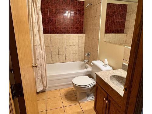 16002 67A Street, Edmonton, AB - Indoor Photo Showing Bathroom