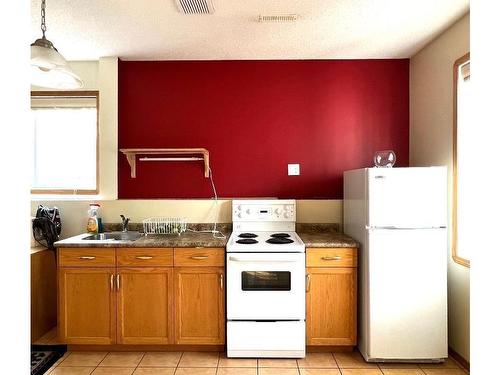 16002 67A Street, Edmonton, AB - Indoor Photo Showing Kitchen