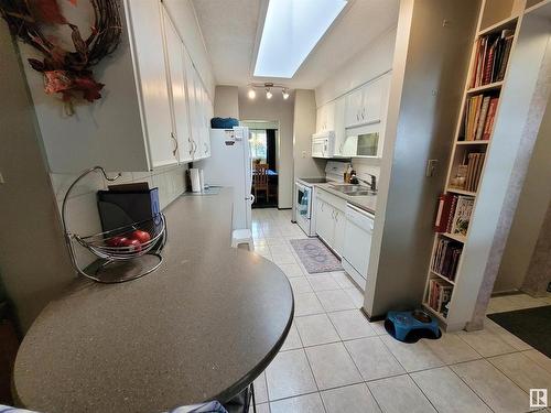 10 Garcia Place, St. Albert, AB - Indoor Photo Showing Kitchen