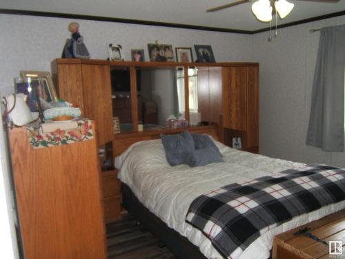 4605 57 Street, Two Hills, AB - Indoor Photo Showing Bedroom