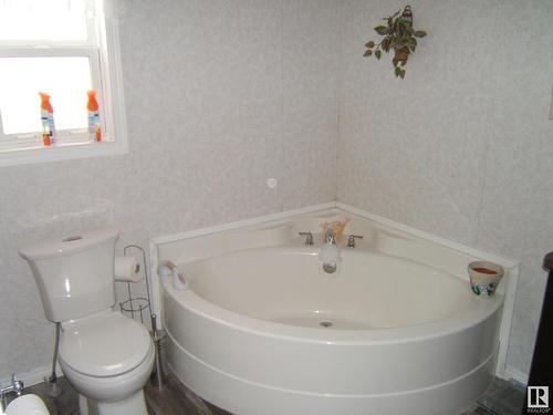 4605 57 Street, Two Hills, AB - Indoor Photo Showing Bathroom