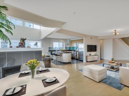 504 10855 Saskatchewan Drive, Edmonton, AB - Indoor Photo Showing Living Room