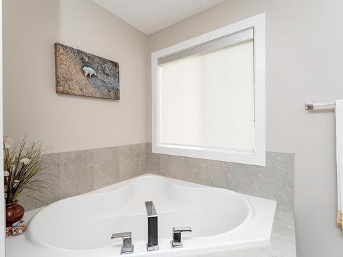 99 Hilldowns Dr, Spruce Grove, AB - Indoor Photo Showing Bathroom