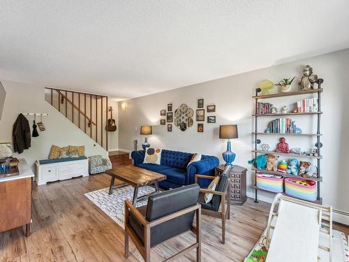 18 11219 103A Avenue, Edmonton, AB - Indoor Photo Showing Living Room