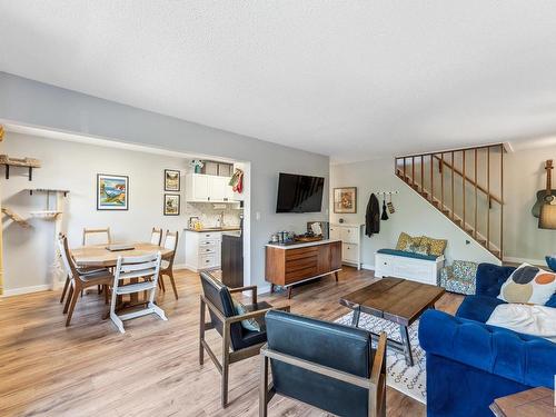 18 11219 103A Avenue, Edmonton, AB - Indoor Photo Showing Living Room